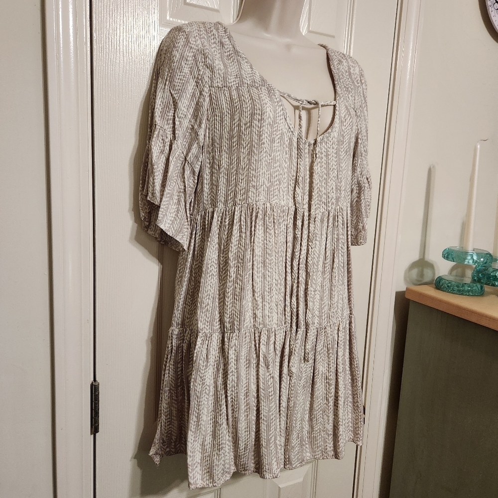 ☀️ NWT Buckle Daytrip Gray and White Tiered Babydoll Dress Size Small